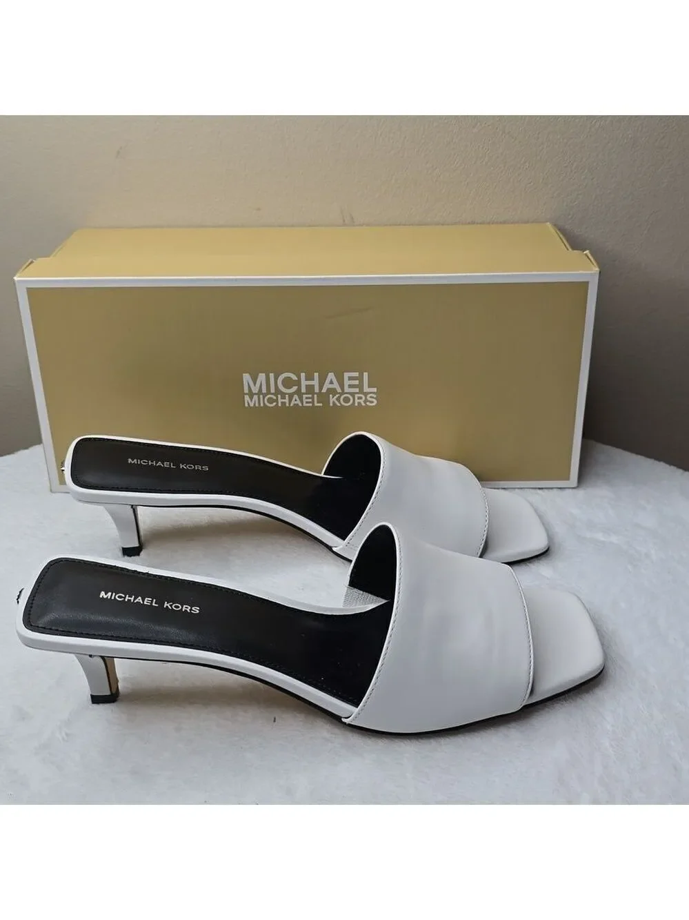 NIB Micheal Micheal Kors Merriam Kitten Sandal White Sz 8